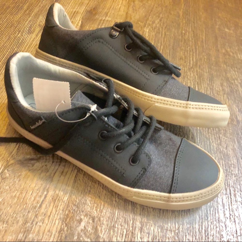 NWT AEO kids size 3 adorable Metro hip sneakers